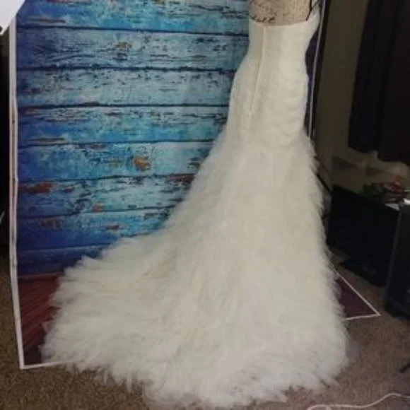 Signature Galina Wedding dress & Accessories - Picture 2 of 8